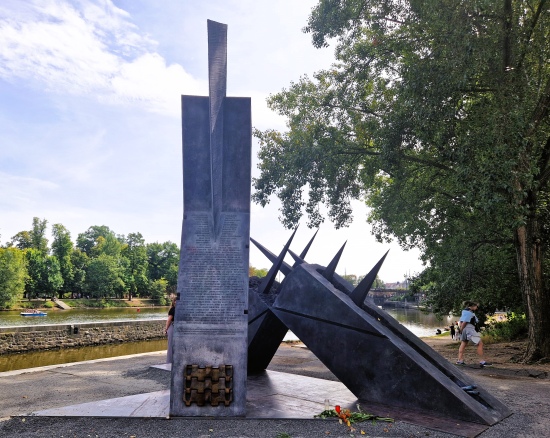sozansky-jiri-plastika-kampa-k-srpnu-1968-550px.jpg sozansky-jiri-plastika-kampa-k-srpnu-1968-550px.jpg